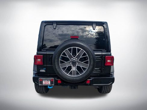 Used 2022 Jeep Wrangler Unlimited Sahara AWD/4WD image 4