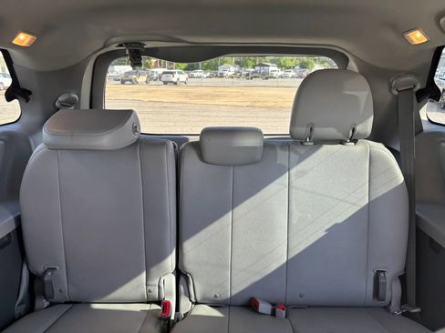 Used 2020 Toyota Sienna XLE Premium FWD image 13