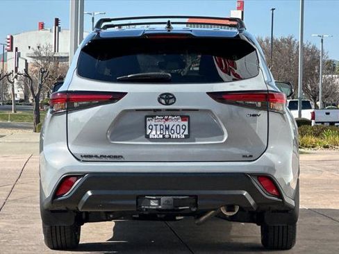 Certified 2025 Toyota Highlander XLE image 6