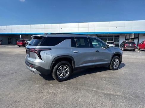 Used 2025 Chevrolet Traverse LT AWD/4WD image 3