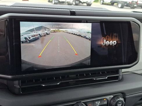 Used 2025 Jeep Wrangler Unlimited Sahara w/ Safety Group AWD/4WD image 18