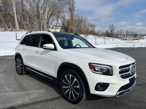 Used 2022 Mercedes-Benz GLB 250 Only 17,000 One Owner Miles - image 2