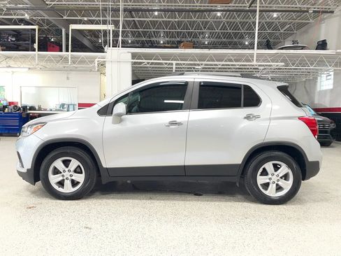 Used 2017 Chevrolet Trax LT w/ LT Convenience Package FWD image 9