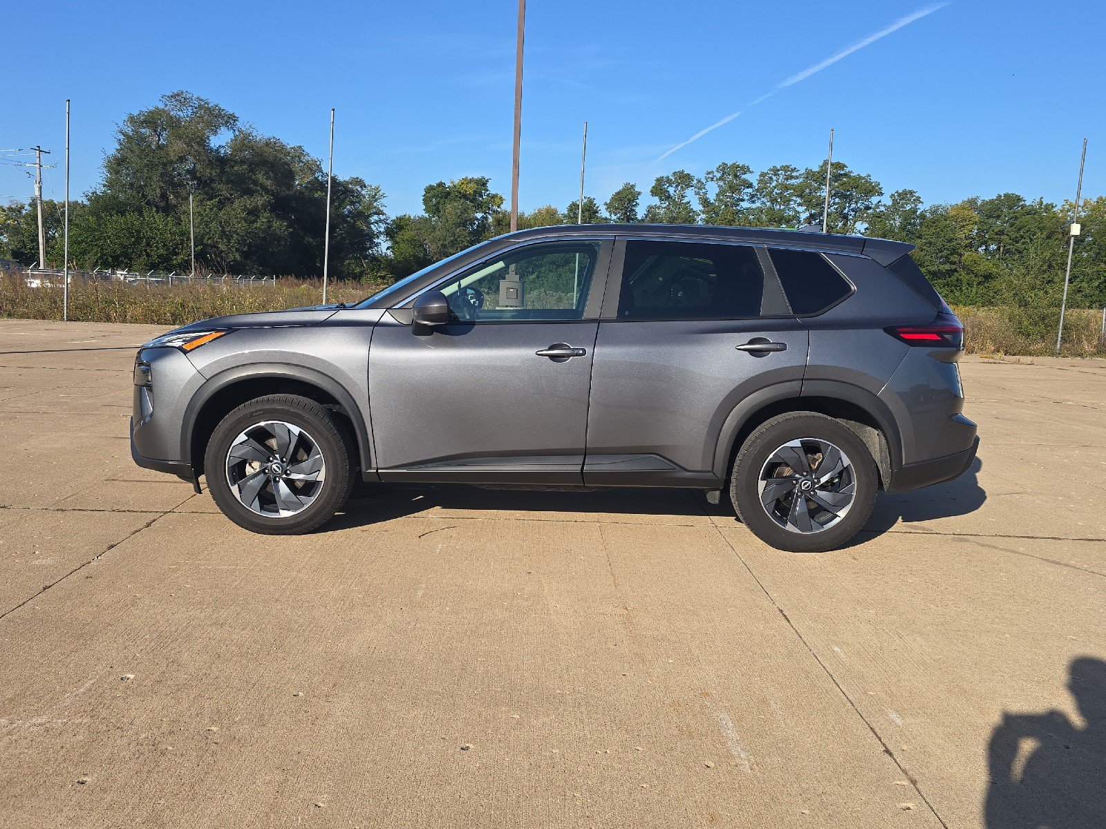 Used 2025 Nissan Rogue SV FWD image 2