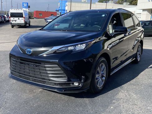 Used 2025 Toyota Sienna XLE image 4