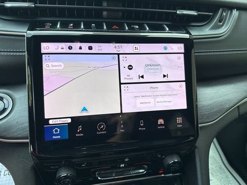 Used 2024 Jeep Grand Cherokee Limited image 17