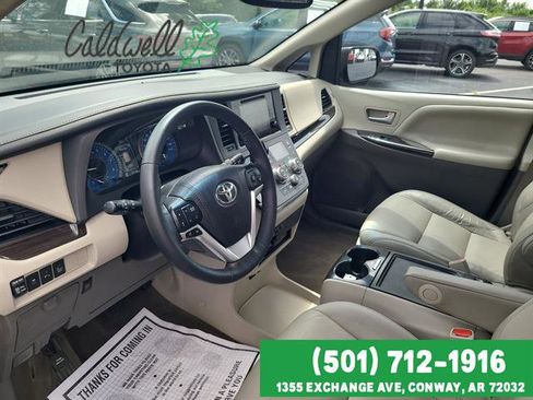 Used 2017 Toyota Sienna XLE Premium FWD image 10
