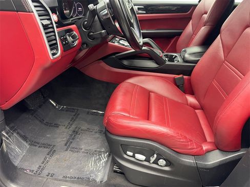 Used 2020 Porsche Cayenne w/ Premium Package image 25