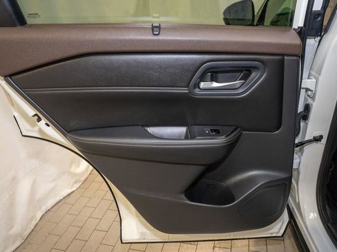 Used 2022 Nissan Rogue SL w/ SL Premium Package image 11