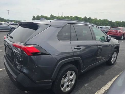Used 2021 Toyota RAV4 XLE w/ Convenience Package FWD image 4