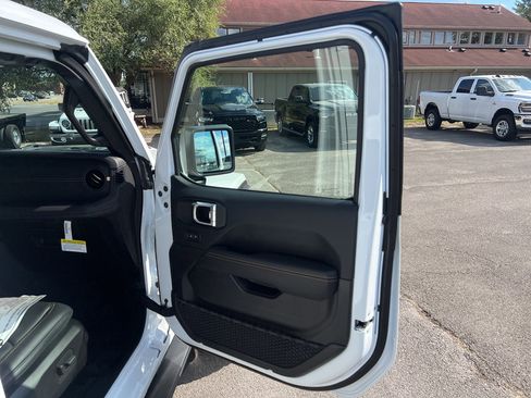 New 2025 Jeep Wrangler Unlimited Rubicon 392 image 15