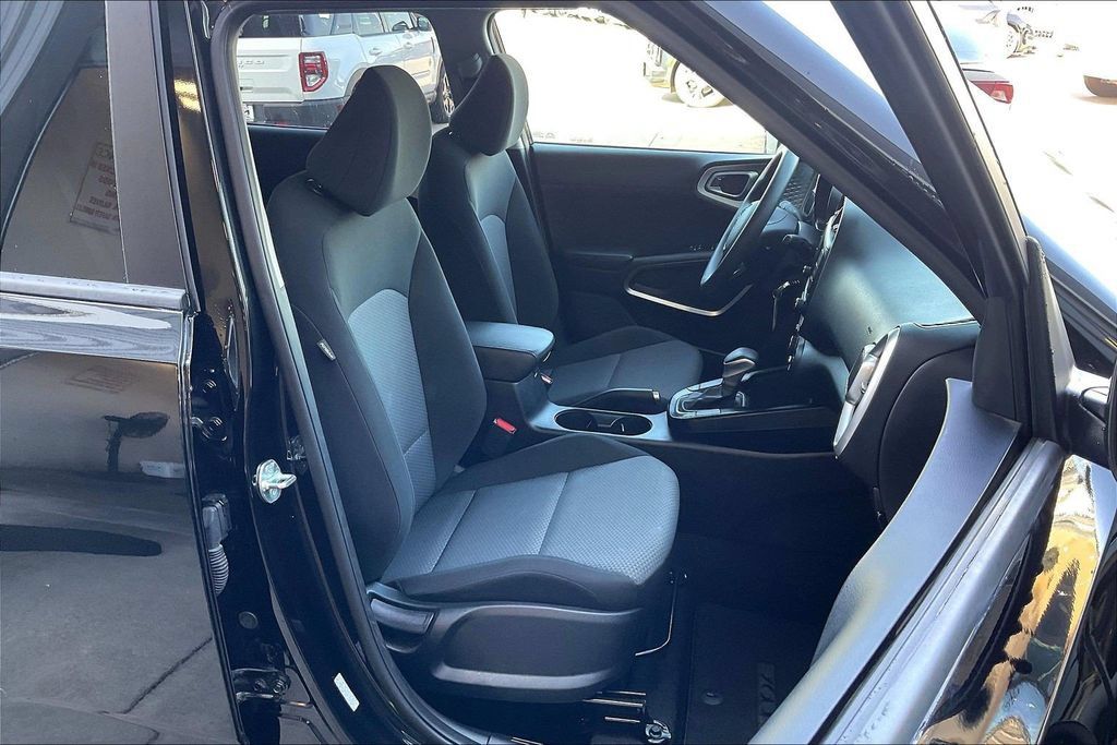 Used 2025 Kia Soul LX w/ LX Technology Package FWD image 7