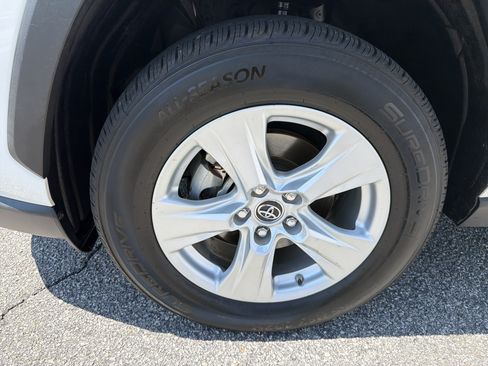 Used 2019 Toyota RAV4 XLE w/ Convenience Package FWD image 20