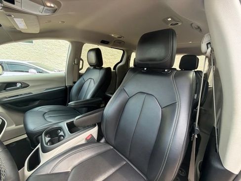 Used 2024 Chrysler Pacifica Touring-L FWD image 23