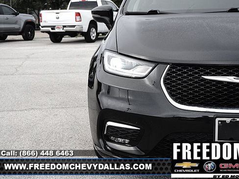 Used 2023 Chrysler Pacifica Touring-L FWD image 42