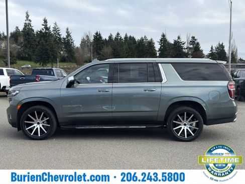 Used 2023 Chevrolet Suburban Premier image 2