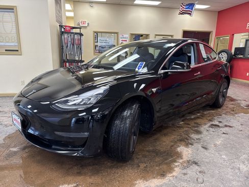 Used 2019 Tesla Model 3 Standard Range Plus image 3