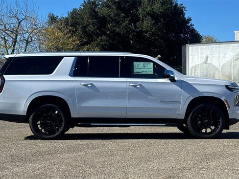 New 2026 Chevrolet Suburban Premier image 3