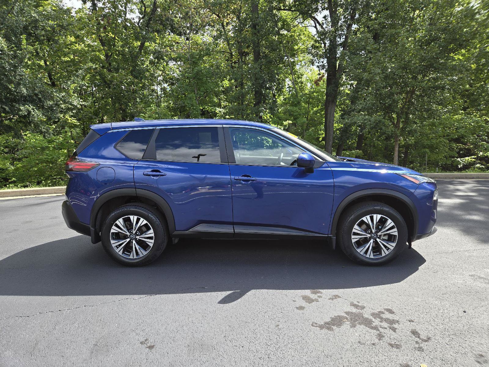 Used 2023 Nissan Rogue SV AWD/4WD image 2