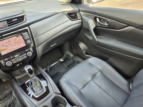 Used 2018 Nissan Rogue SV w/ Premium Package FWD image 17