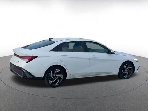 Used 2025 Hyundai Elantra Limited image 11