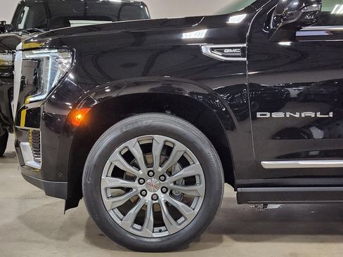 Used 2023 GMC Yukon Denali w/ Advanced Technology Package AWD/4WD image 5