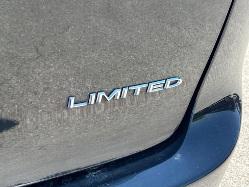 Used 2023 Chrysler Pacifica Limited FWD image 7