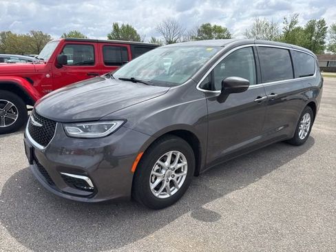 Used 2023 Chrysler Pacifica Touring-L image 2