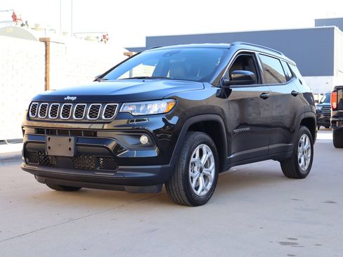 Used 2025 Jeep Compass Latitude AWD/4WD image 2
