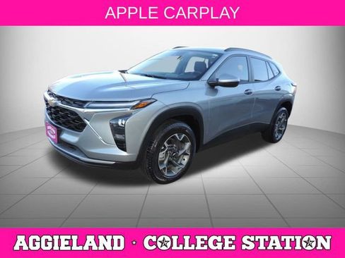 Used 2025 Chevrolet Trax LT w/ LT Convenience Package image 8