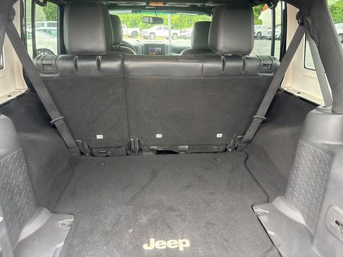 Used 2017 Jeep Wrangler Unlimited Sahara w/ Connectivity Group AWD/4WD image 11