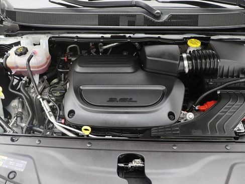 Used 2024 Chrysler Pacifica Limited w/ S Appearance Package image 29