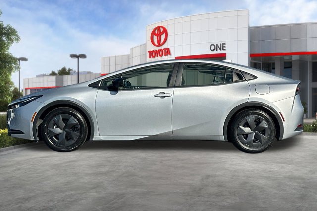 Certified 2025 Toyota Prius LE FWD image 9