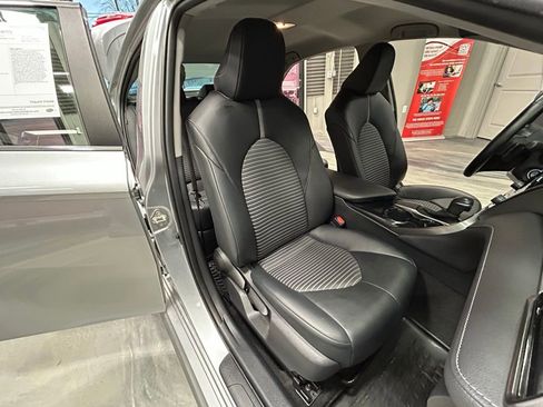 Used 2020 Toyota Camry SE image 4