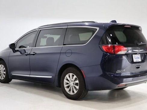 Used 2017 Chrysler Pacifica Touring-L FWD image 5
