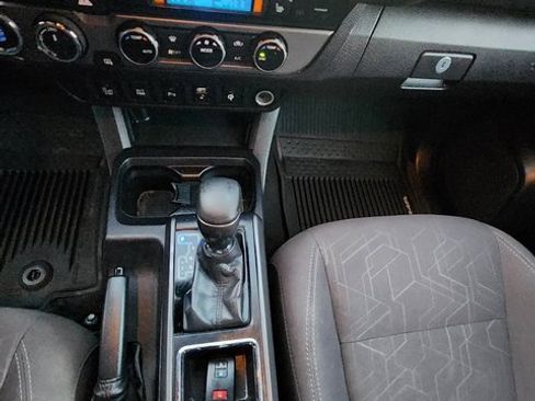 Used 2017 Toyota Tacoma TRD Off-Road image 9