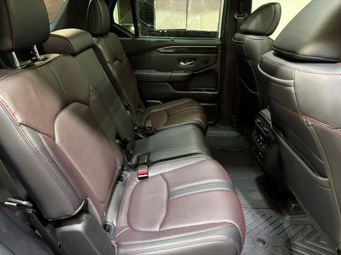 Used 2025 Honda Pilot Black Edition image 14