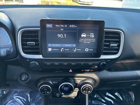 Used 2024 Hyundai Venue SEL image 17