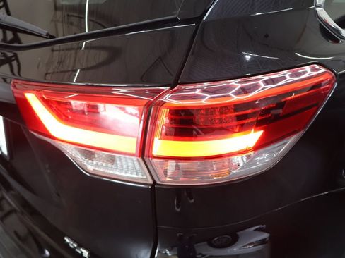 Used 2019 Toyota Highlander XLE AWD/4WD image 28