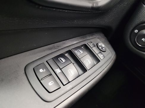 Used 2019 Jeep Cherokee Trailhawk w/ Cold Weather Group AWD/4WD image 27