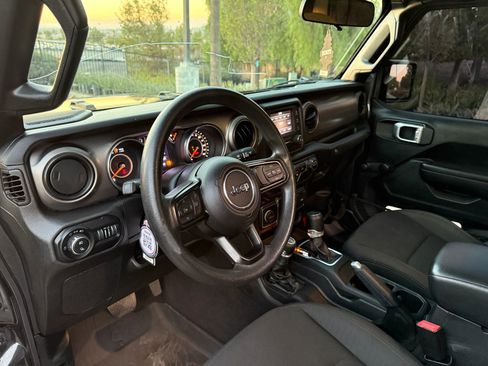 Used 2020 Jeep Gladiator Sport image 12