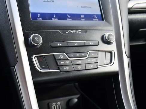 Used 2020 Ford Fusion SE image 28