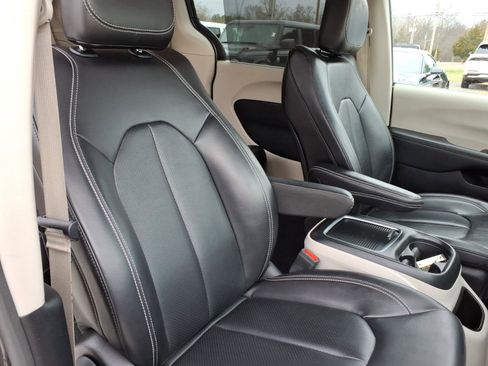 Used 2023 Chrysler Pacifica Touring-L image 8