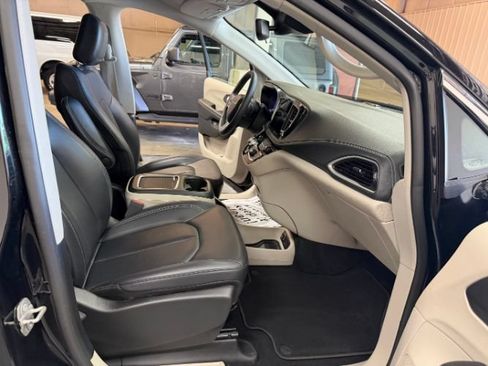 Used 2024 Chrysler Pacifica Limited FWD image 29