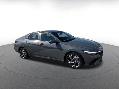 Used 2025 Hyundai Elantra SEL image 2