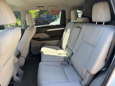 Used 2016 Toyota Highlander LE AWD/4WD image 25
