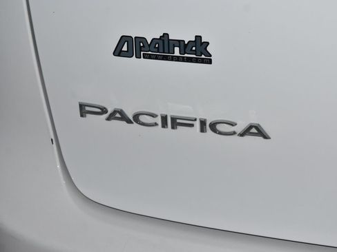 Used 2024 Chrysler Pacifica Touring-L FWD image 28