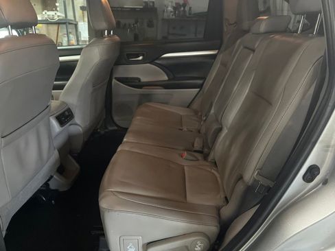 Used 2019 Toyota Highlander XLE image 26