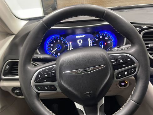 Used 2024 Chrysler Pacifica Touring-L FWD image 4