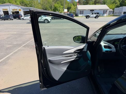 Used 2019 Chevrolet Bolt Premier w/ Infotainment Package FWD image 20
